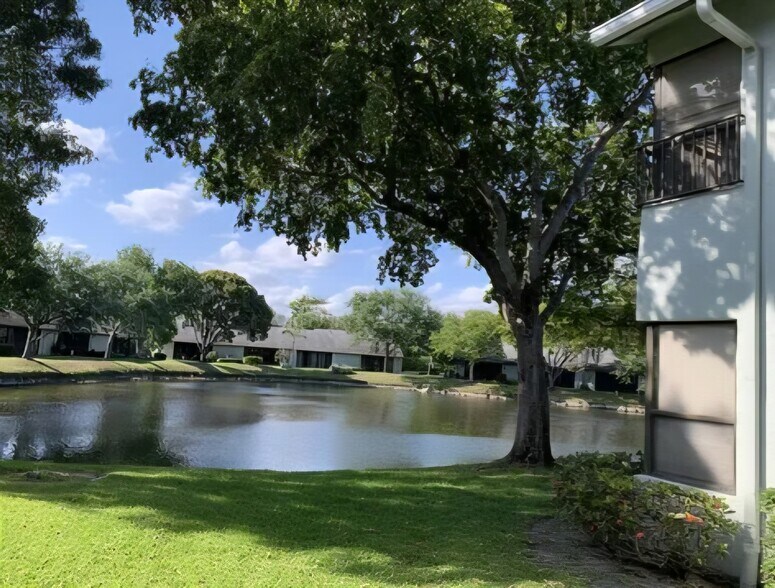 Building Photo - 4033 Carambola Cir N