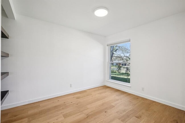 Building Photo - 7205 Twisted Oaks Dr