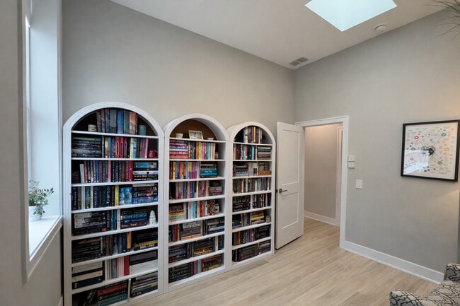 Building Photo - 1535 N Maplewood Ave