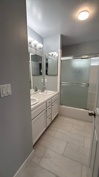 Building Photo - 14627 Gledhill St