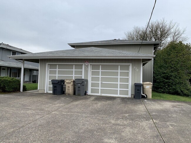 Building Photo - 2 Bedroom Duplex ~ Close to 9th Street ~ S...