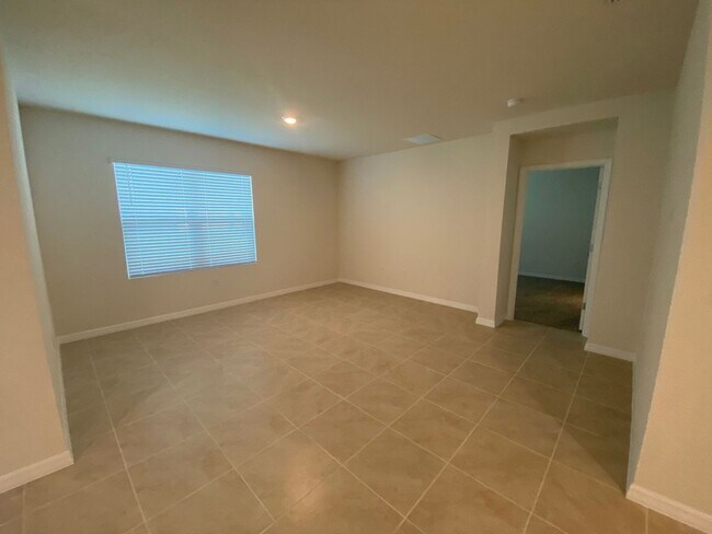 Building Photo - 4 Bedroom 2 Bath home in Oak Leaf Preserve...
