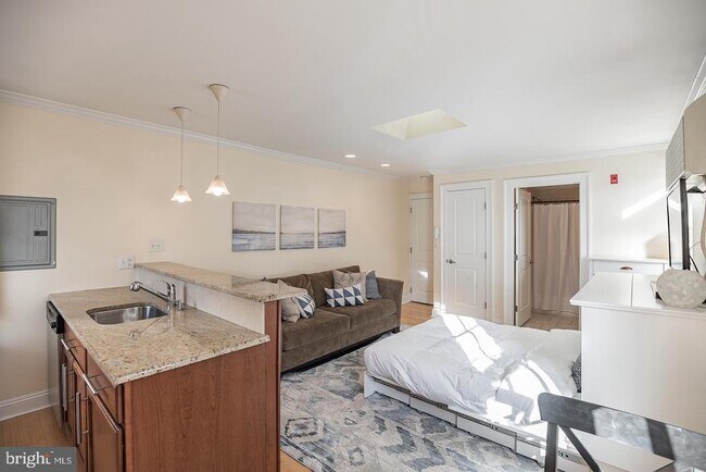 Building Photo - 1716 Pine St