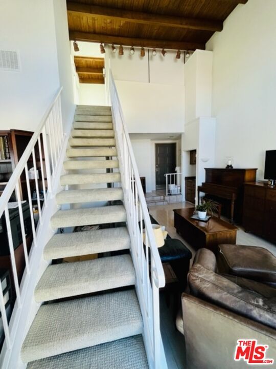 Building Photo - 221 S Gale Dr