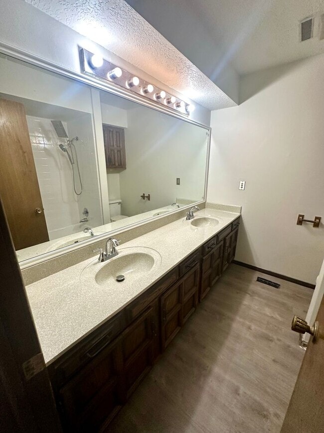 Building Photo - Spacious 3 Bedroom, 2 Bath Home!  Don't Mi...