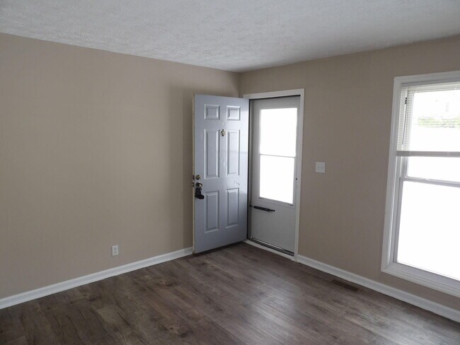 Building Photo - 176 Landings Dr