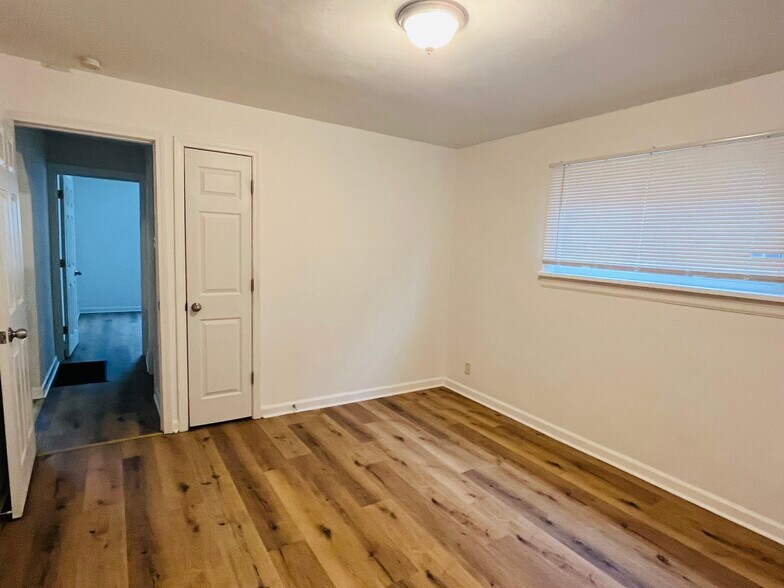 Building Photo - 4936 Hummelsheim Ave