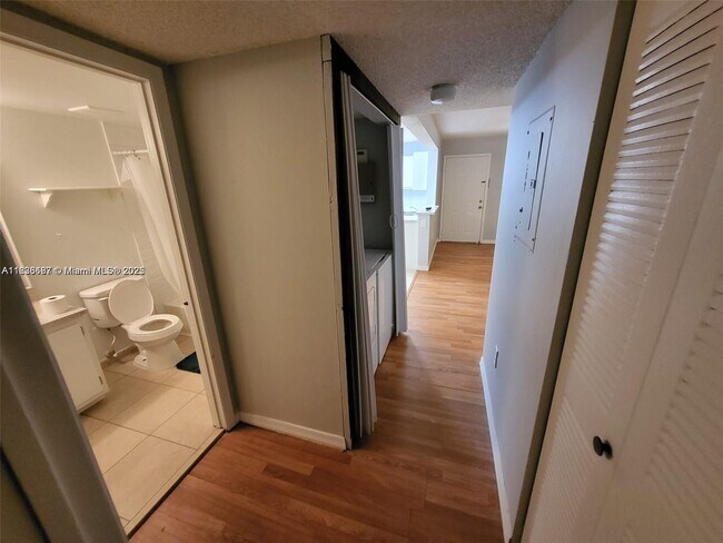 Building Photo - 301 Palm Way