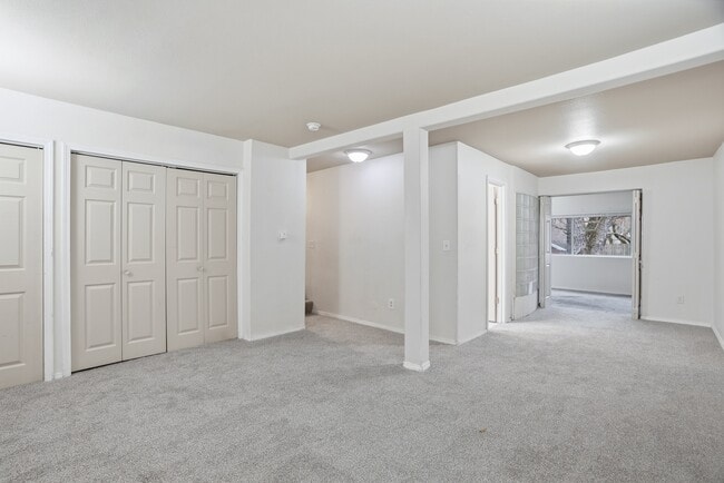 Building Photo - 508 E 19th Ave