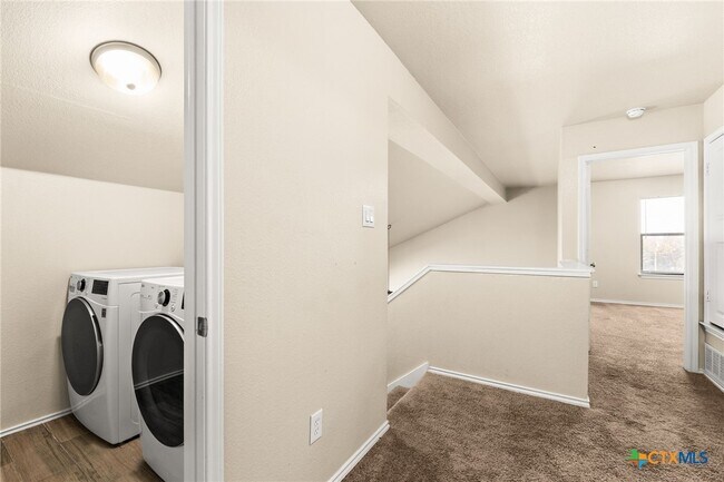 Building Photo - 3103 Redbud Dr