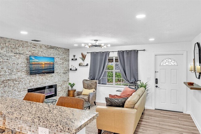 Building Photo - 4633 SW 28th Ave