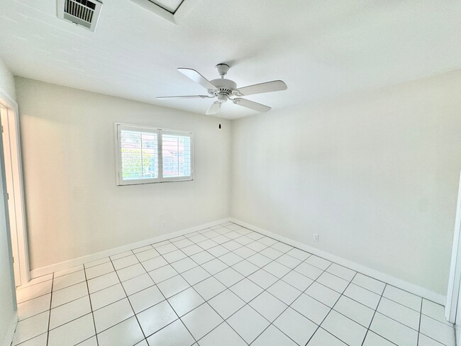 Building Photo - ** OLDE NAPLES ** 1 BED / 1 BATH ** CONDO ...