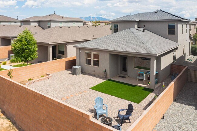 Building Photo - For Rent | Unfurnished Home | 4 Bed / 2.5 Bath | 2 Car Garage | 2-Story | Rio Rancho | Solar
