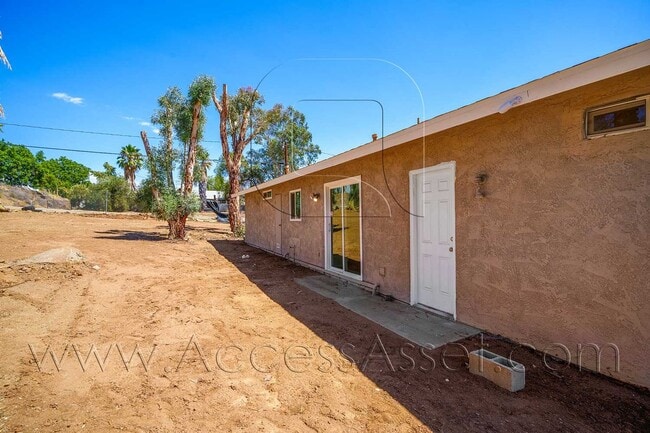 Building Photo - Large Lot! 2 Bed/ 1 Bath Single Family Property!