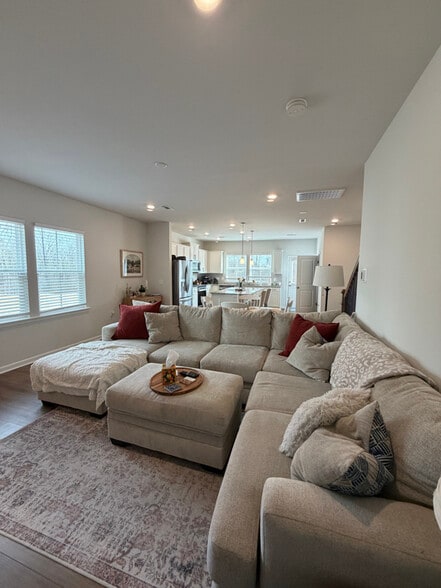 Building Photo - 811 Falls Grove Trl