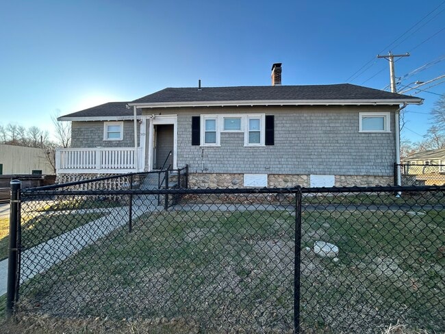 Building Photo - 909 Centre St