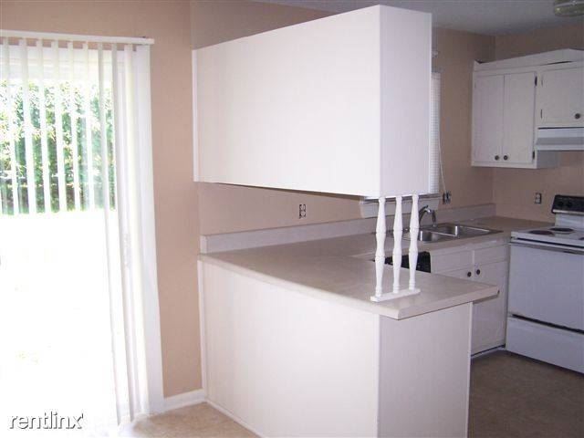 Building Photo - 2 br, 1.5 bath  - Colonial Arms Apartments