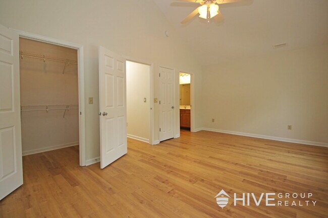 Building Photo - Charming Townhome in Harrisonburg!