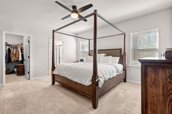 Building Photo - Modern Moncks Corner Home!