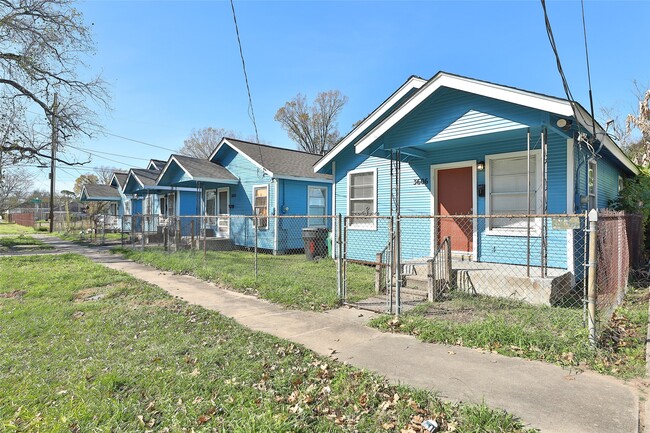 Building Photo - 3606 Live Oak St