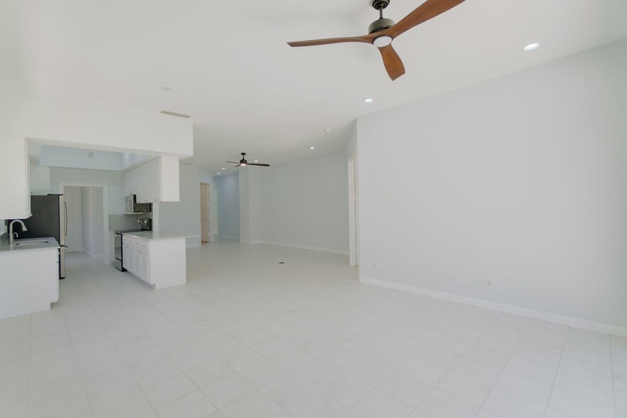 Building Photo - 4786 Blossom Dr