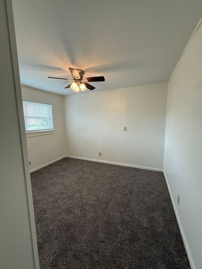 Building Photo - 4 Bedroom / 2 Bath Home