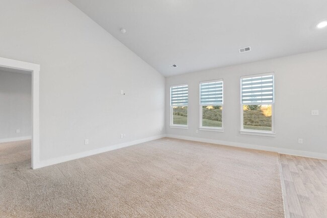 Building Photo - Beautiful 4 Br, 2 BA Home with 2 Car Garag...