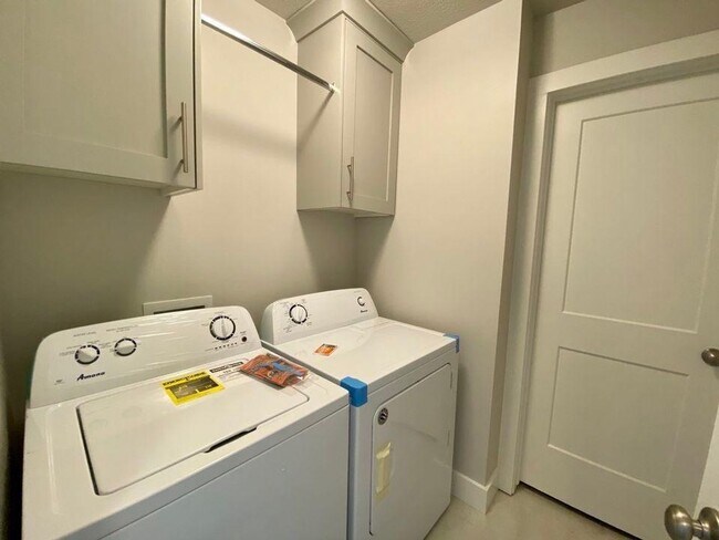 Building Photo - 3 bed 2.5 Bath Clean and Move-in Ready