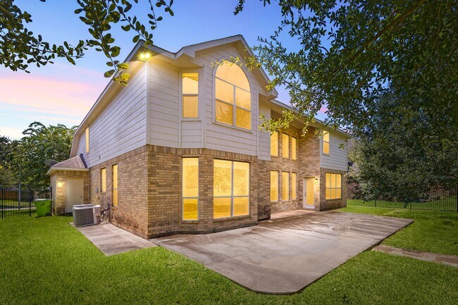 Building Photo - 7711 Summer Shore Dr