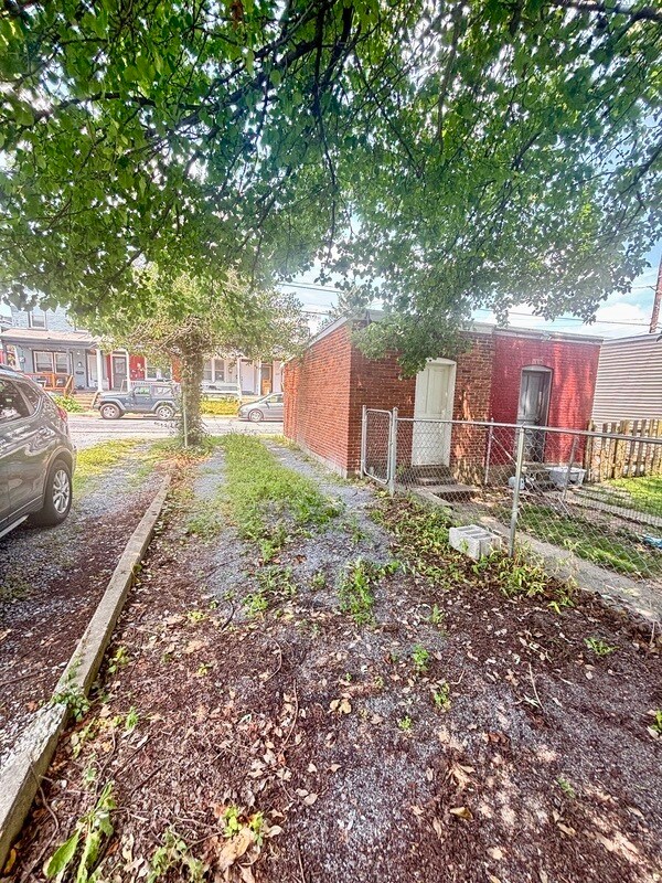 Building Photo - 213 E Ross St