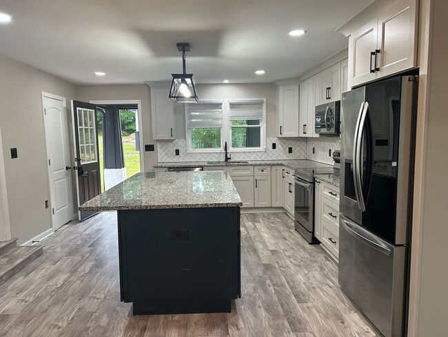 Building Photo - 5/3 Home Available Now!