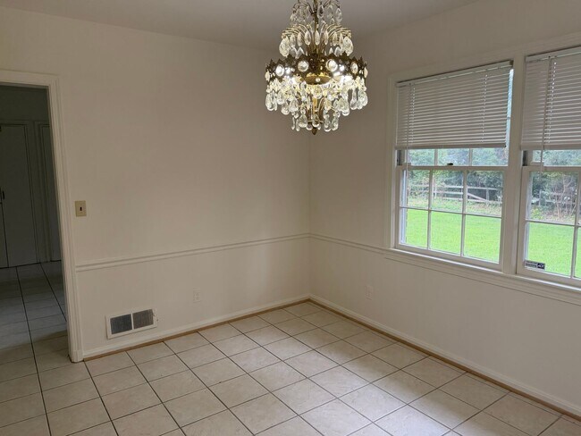 Building Photo - 9220 Quintana Dr