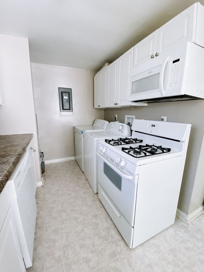 Building Photo - 2 bedroom and 1 bathroom duplex