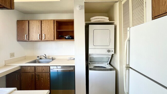 Building Photo - AVAILABLE NOW - SPACIOUS 2BD/1BA WITH 1 COVERED SECURED PARKING!