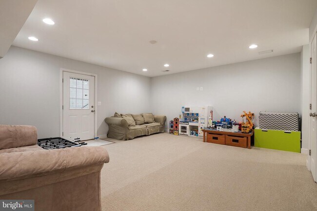Building Photo - 132B Pineview Ave