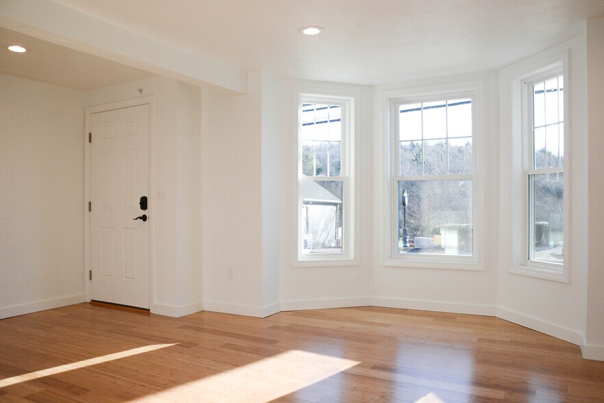 Building Photo - 548 Main St