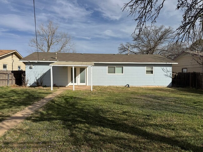 Building Photo - Charming 3 Bed, 1 Bath Home with Spacious ...