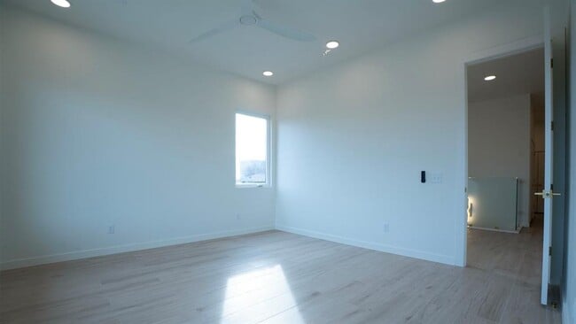 Building Photo - 605 N Idaho Ave