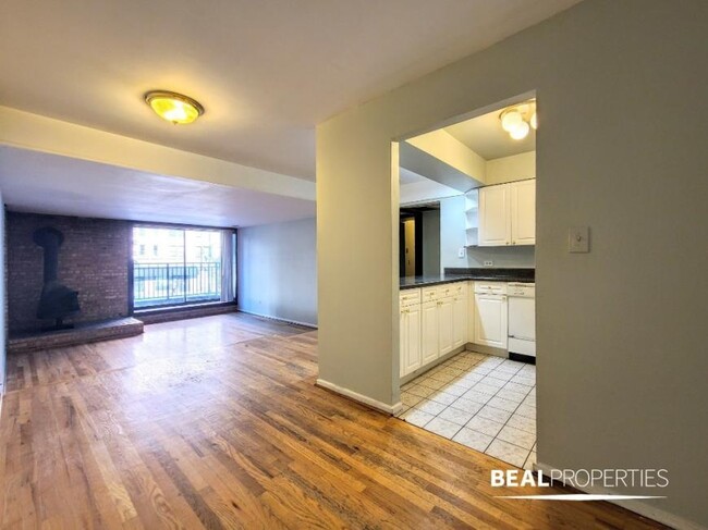 Building Photo - 2 bedroom in CHICAGO IL 60610