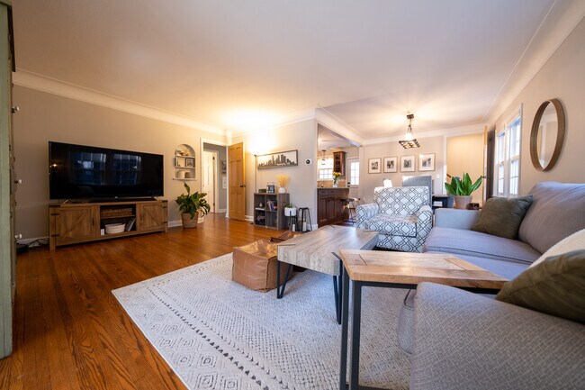 Building Photo - 2626 N Vincent Ave