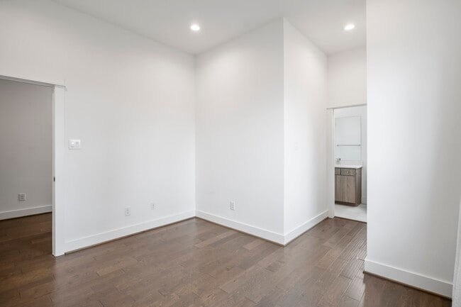 Building Photo - 594 Janisch Rd