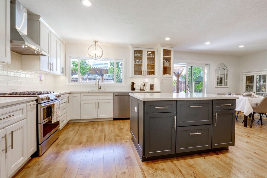 Building Photo - 1250 Sweetbriar Dr