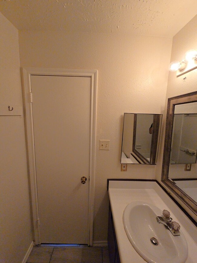 Building Photo - 3930 Mohlerbruk Dr