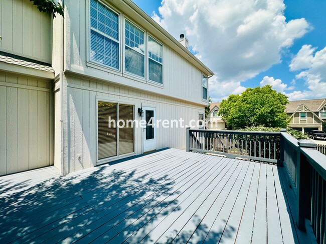 Building Photo - Beautiful, Spacious Home w/ Open Floor Pla...
