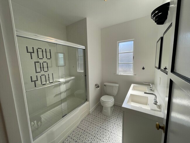 Building Photo - 11672 Oxnard St