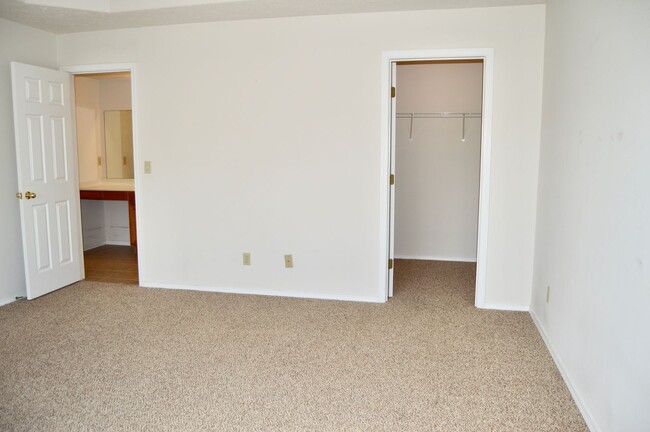 Building Photo - Spacious 3 Bedroom Condo!