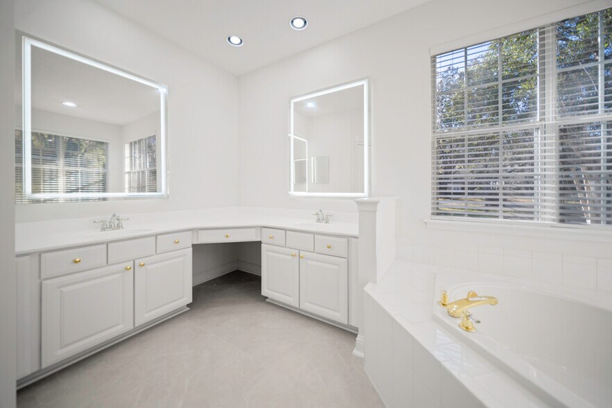 Building Photo - 10061 Vineyard Lake Rd E