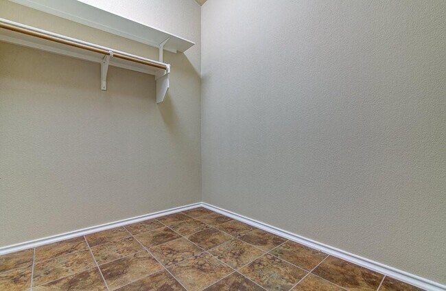 Building Photo - 1808 McClannahan Dr