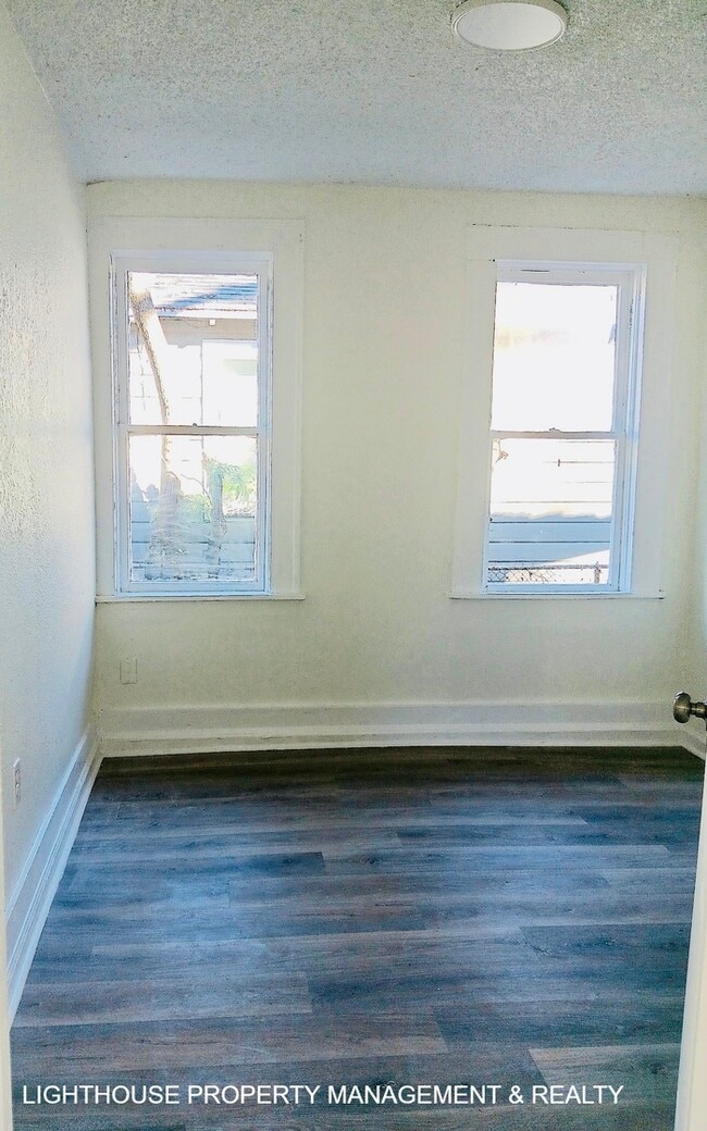 Building Photo - 3 Bed/1 Bath Craftsman Style Home!