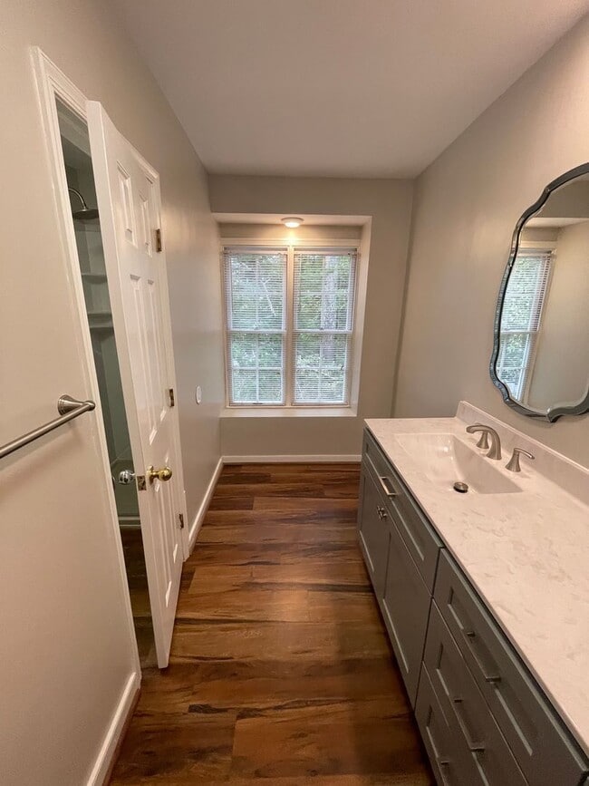 Building Photo - Large 2 Bedroom, 2.5 Bath Townhouse - Autu...